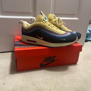 Sean Wotherspoon 97 (extra lace set). Wore 2-3 times and want to sell them now.